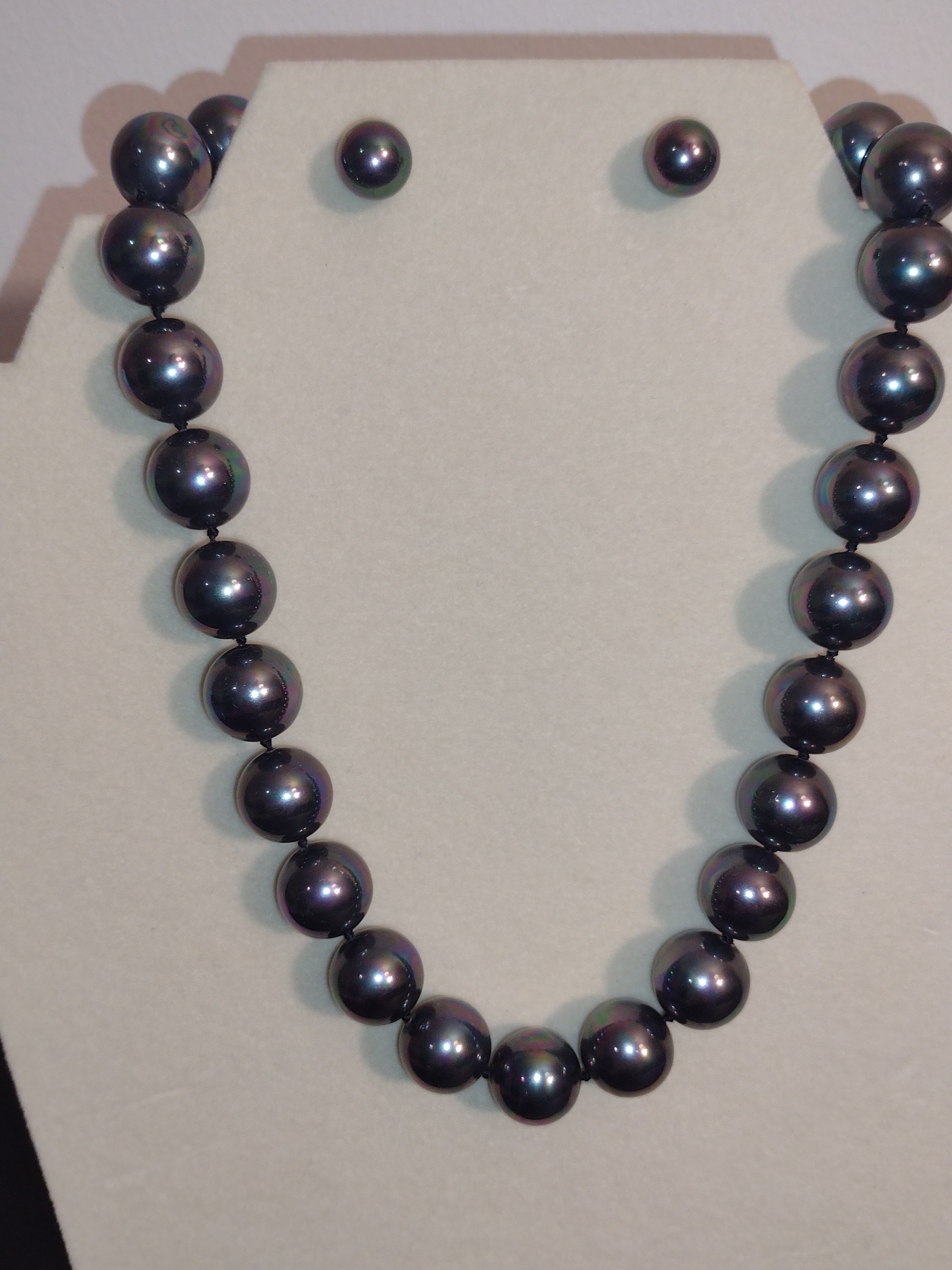 Lustrous Black Pearl Necklace With Matching Studs